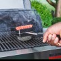 Char-Broil Grillbürste Hot & Cool Clean in Aktion auf einem Grillrost.