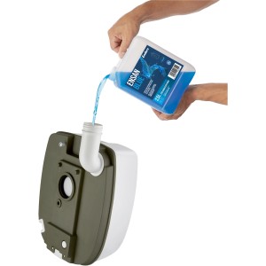 Enders Campingtoilette Mobil WC Deluxe: Befüllen des Frischwassertanks mit blauer Reinigungsflüssigkeit.