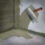 Auftragen der MEM Dicht-Schlämme im Keller mit Quast. Bauabdichtung für Feucht- und Nassbereiche.