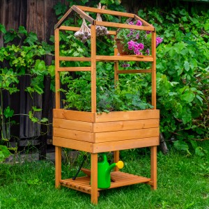 Dobar Pflanzturm-Aufsatz Magic Kubus 2.0, bernsteinfarben, mit Pflanzen und Deko im Garten.