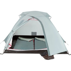 CAMPSITE Zelt für 3 Personen, hellblau, mit Schlafsäcken und Schuhen vor dem Eingang.