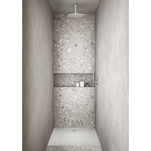Ideal Standard Idealrain Atelier Handbrause in Silver Storm in einer modernen Dusche.