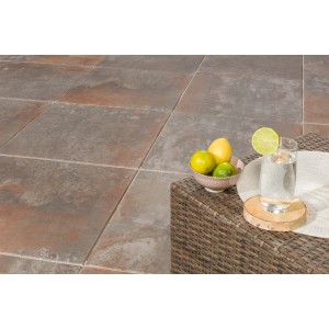 EHL Terrassenplatte Talea Ferrum Rost, 60x60x3 cm, mit Rostoptik und Getränken auf einem Tisch.
