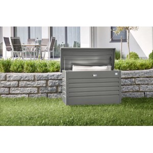Quarzgraue Biohort FreizeitBox 100 Metallbox offen im Garten, mit Kissen. Universalbox für Outdoor.