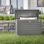 Quarzgraue Biohort FreizeitBox 100 Metallbox offen im Garten, mit Kissen. Universalbox für Outdoor.