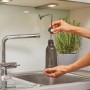 Gardena Soft-Drucksprüher 0,45 l wird am Wasserhahn befüllt. Ideal für Setzlinge.