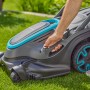 Gardena Akku-Rasenmäher PowerMax Duo 46/36V im Einsatz auf Rasenfläche.
