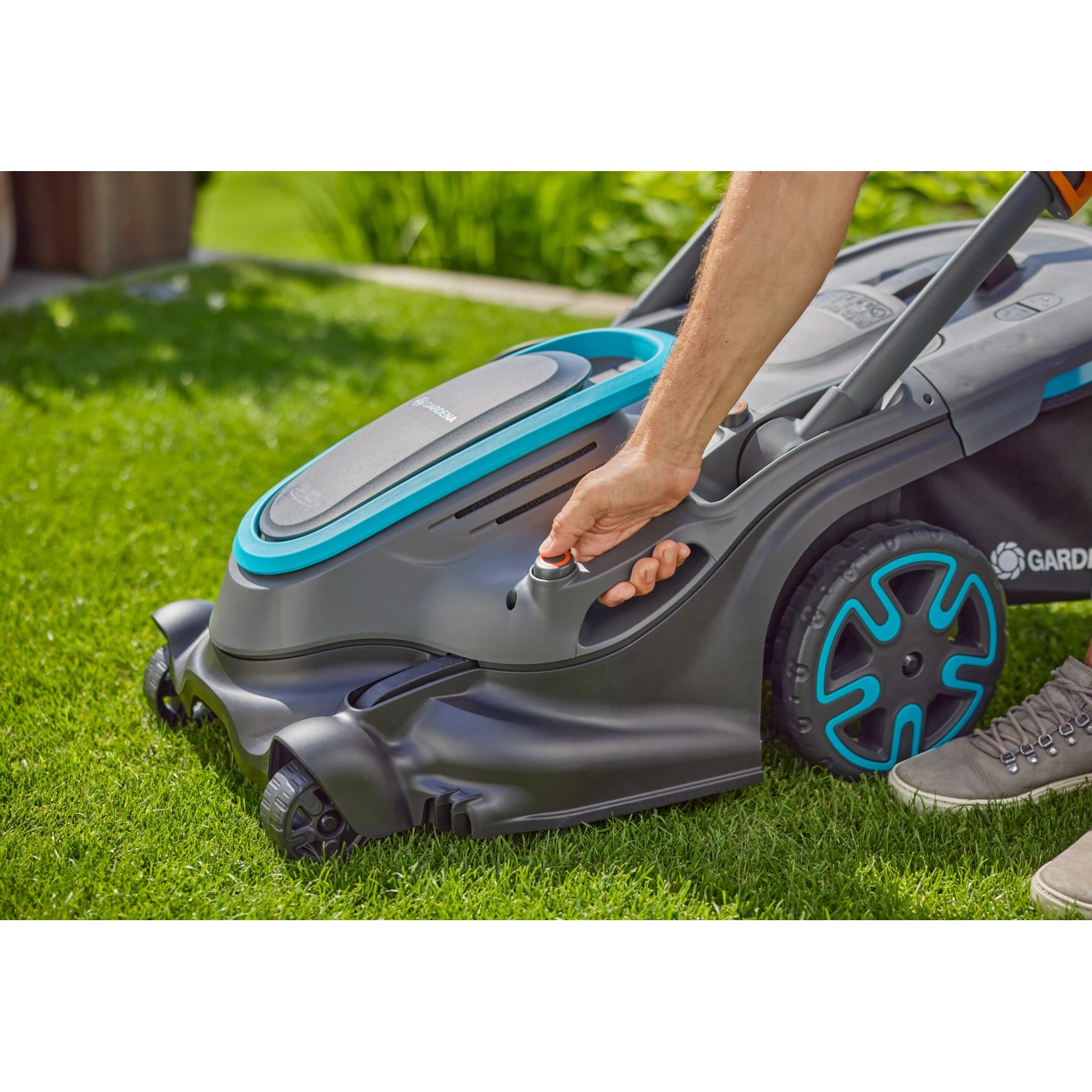 Gardena Akku-Rasenmäher PowerMax Duo 46/36V im Einsatz auf Rasenfläche.