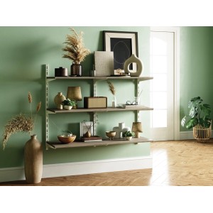 Regalsystem mit weißen Metall-Winkelträgern und Regalböden, dekoriert mit Wohnaccessoires.