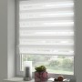 Gardinia Doppelrollo EasyFix, 90x150 cm, Weiß, am Fenster mit Deko.