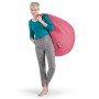 Frau mit pinkem Sitting Point Sitzsack Easy (220 l) über der Schulter.
