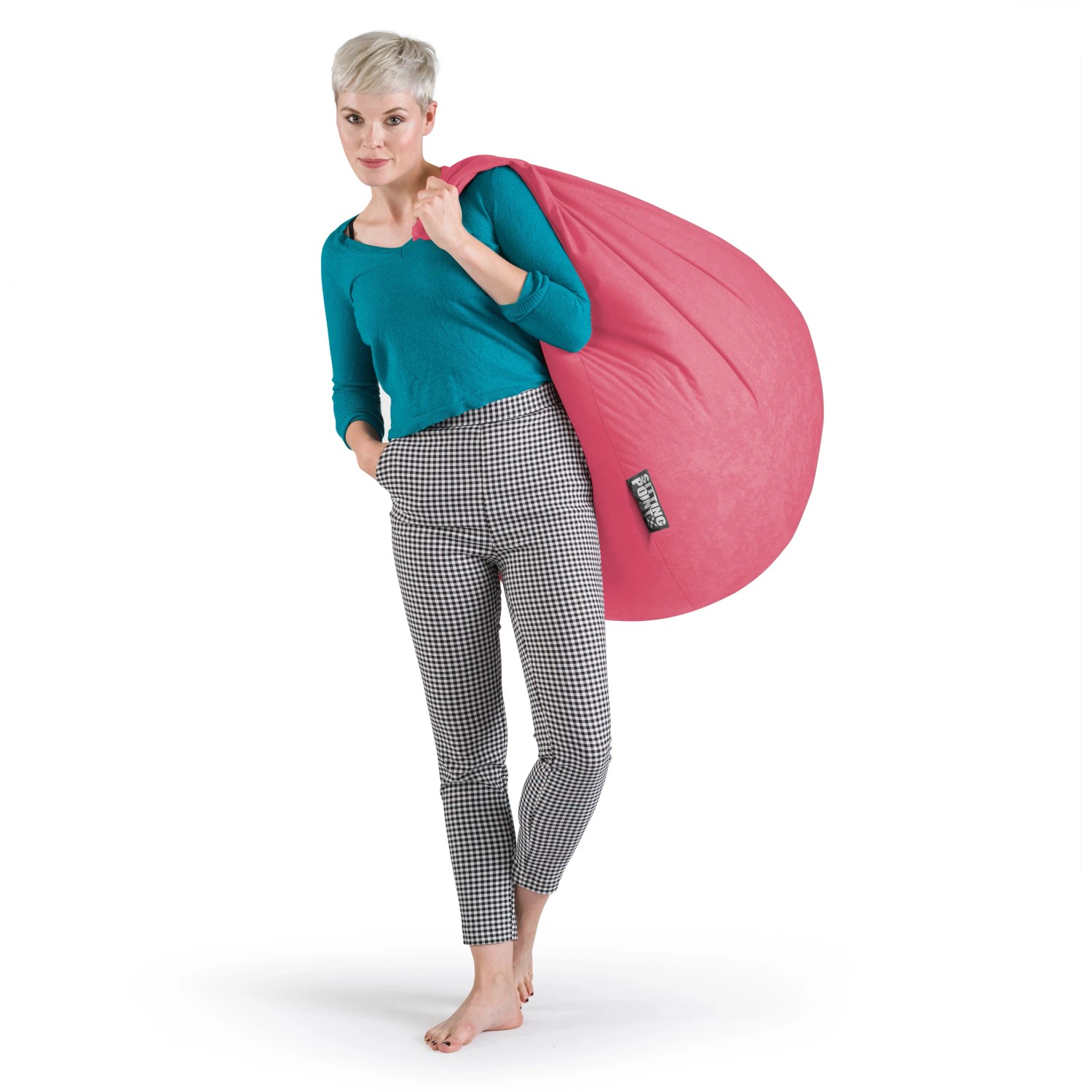 Frau mit pinkem Sitting Point Sitzsack Easy (220 l) über der Schulter.
