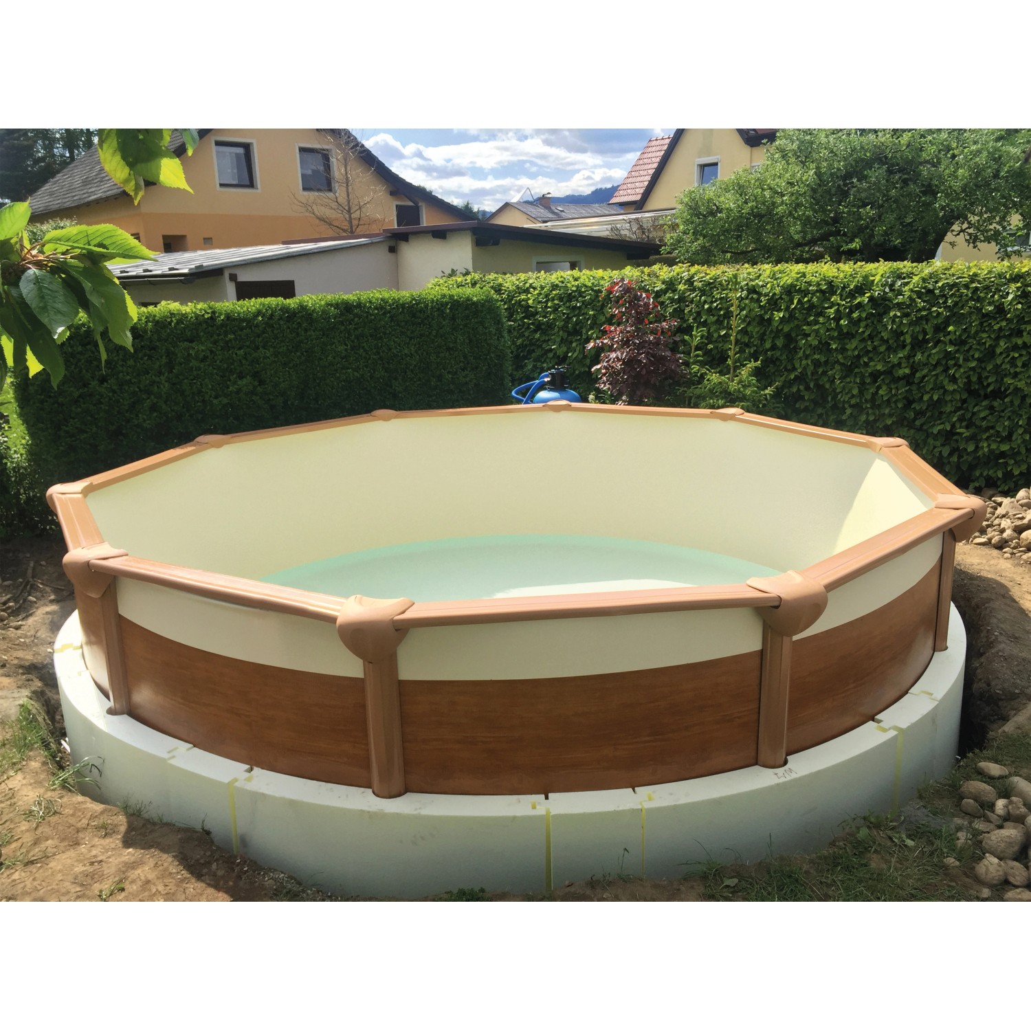 Runder Chemoform Stahlwandpool Protector T60 (Ø 390 cm) zur Poolumrandung und Wärmedämmung.