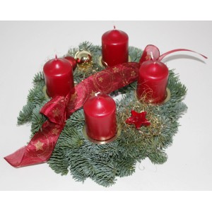 Adventskranz mit vier roten Kerzen, Tannengrün, Schleifenband und weihnachtlicher Deko, Ø 25 cm.