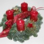 Adventskranz mit vier roten Kerzen, Tannengrün, Schleifenband und weihnachtlicher Deko, Ø 25 cm.