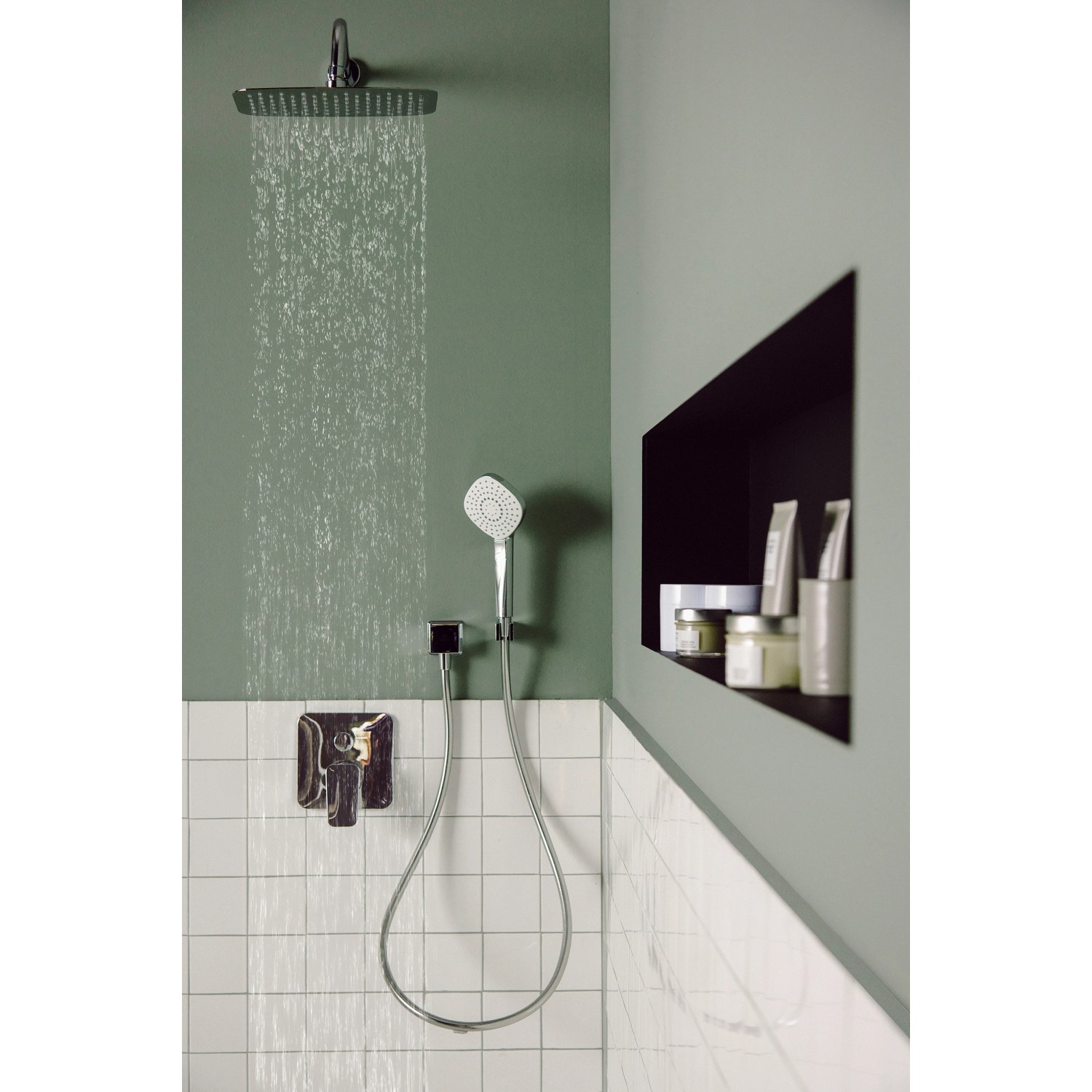 Eckiger Ideal Standard Brausehalter Idealrain Atelier in Chrom im modernen Badezimmer.