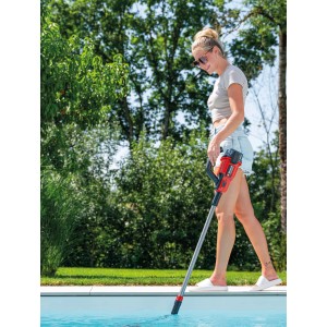 Frau reinigt Pool mit rotem Einhell Akku-Poolsauger. Teleskopstange im blauen Wasser. Mühelose Poolpflege.