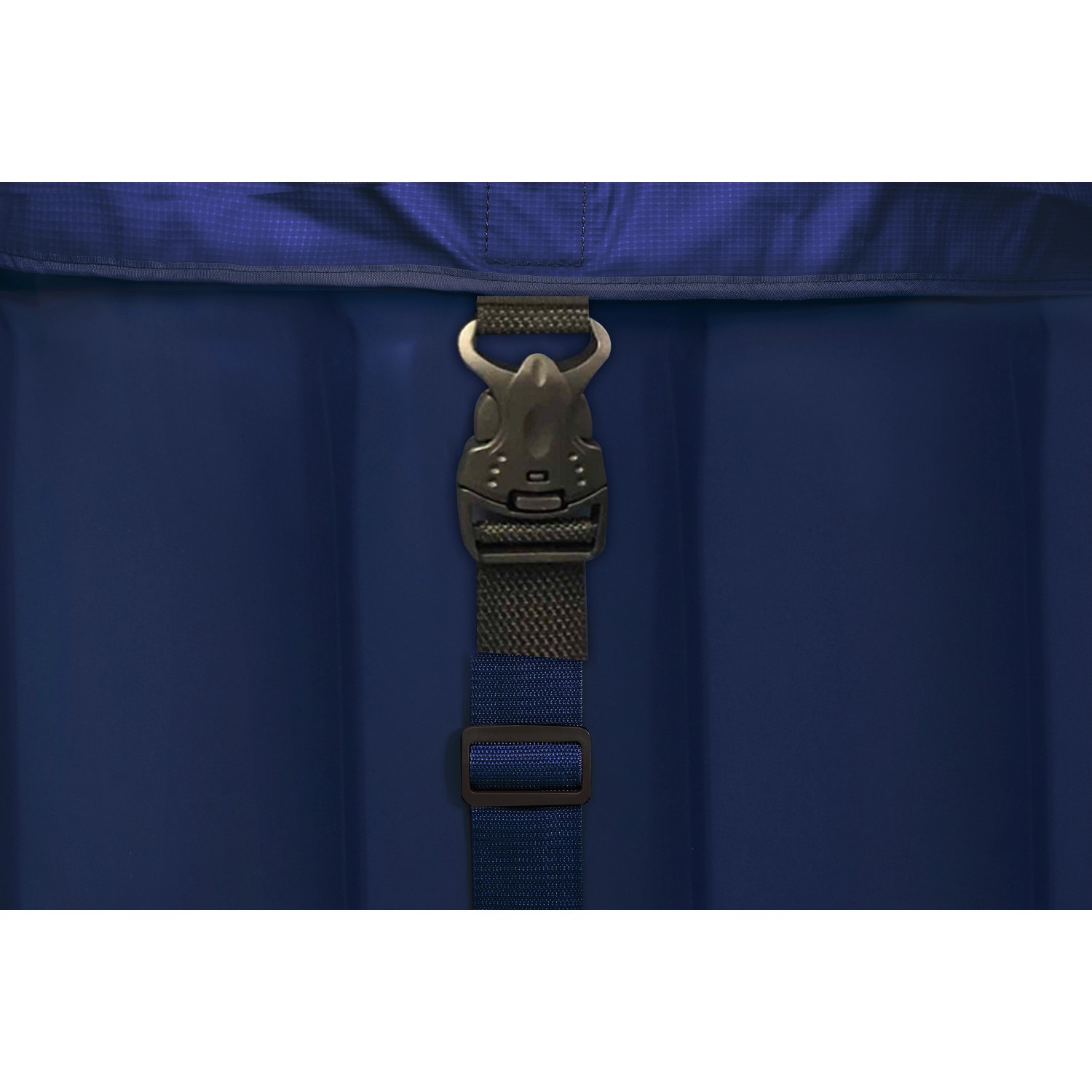 Detailaufnahme: Marineblauer, aufblasbarer Whirlpool SQUARE NAVY mit Verschluss.