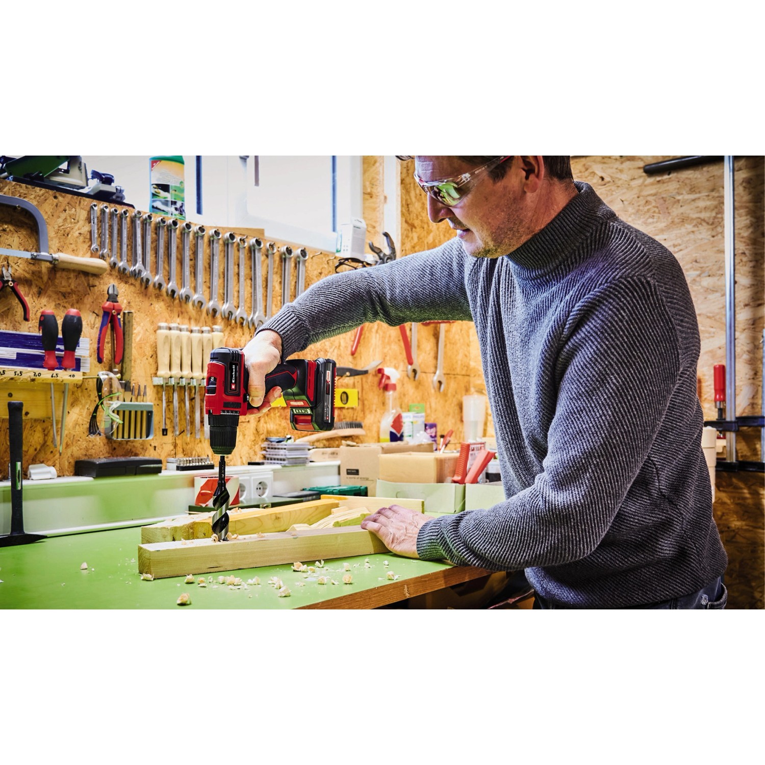 Mann bohrt mit dem Einhell Akku-Bohrschrauber TE-CD 18/40 Li BL in Holz.