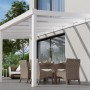 Weiße Terrassenüberdachung Professional (500x350 cm) mit Glasdach und Sitzgruppe im Garten.