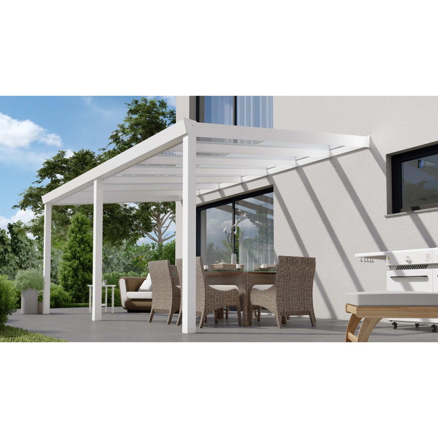 Weiße Terrassenüberdachung Professional (500x350 cm) mit Glasdach und Sitzgruppe im Garten.