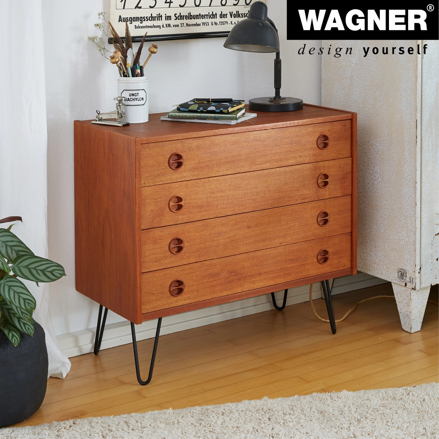 Kommode mit Wagner Hairpin Möbelbeinen, 100 mm, schwarz matt, im Retro-Stil.