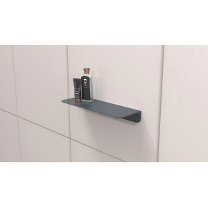 Schütte Duschablage, selbstklebend, in Anthrazit mit Duschutensilien an weißer Wand.