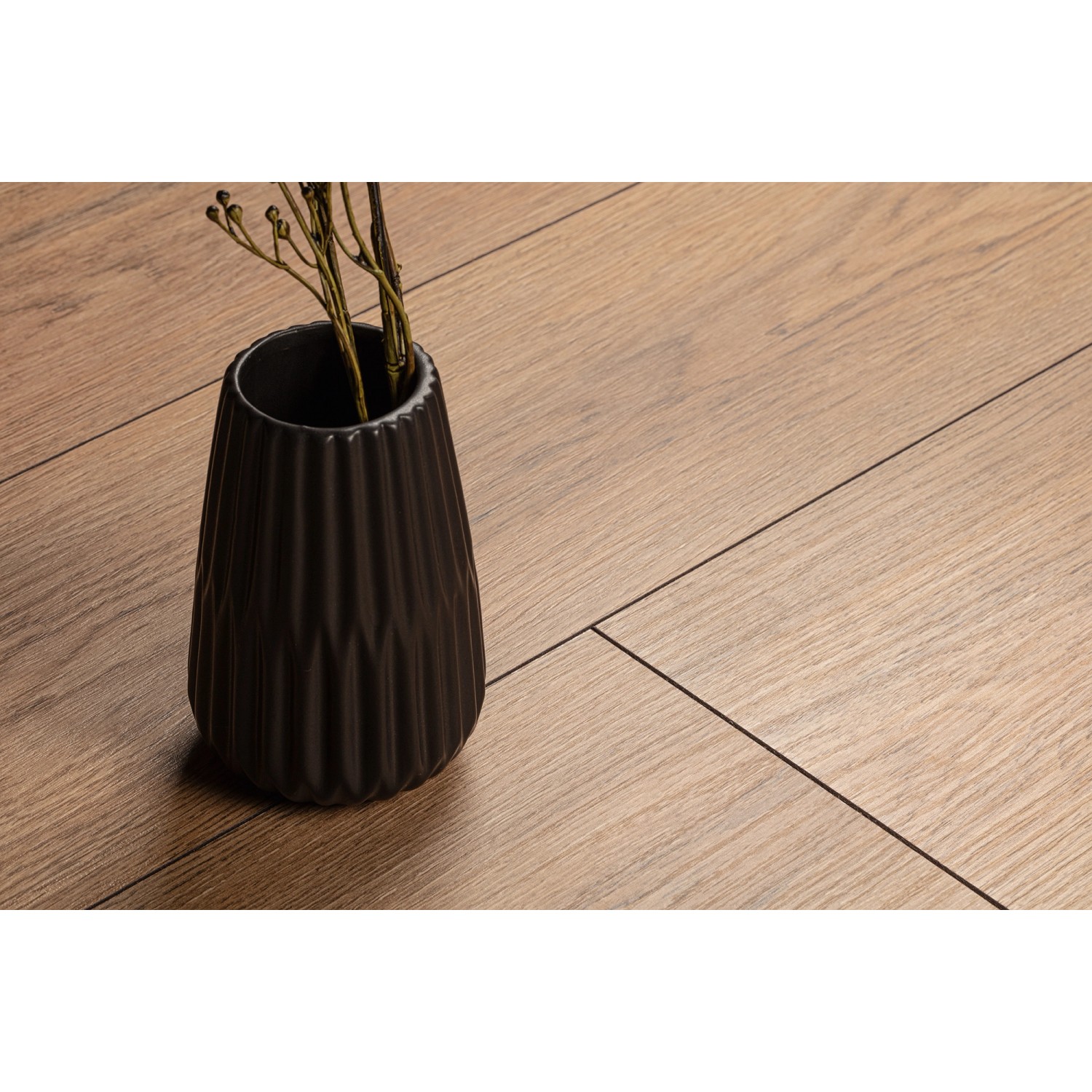 Kaindl Laminat Poseidon Malibu Oak, wasserfest, mit schwarzer Vase. Holzoptik.