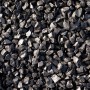 Nahaufnahme von schwarzem Marmorsplitt Ebano (16-25 mm) als Zierkies für Garten und Landschaft.