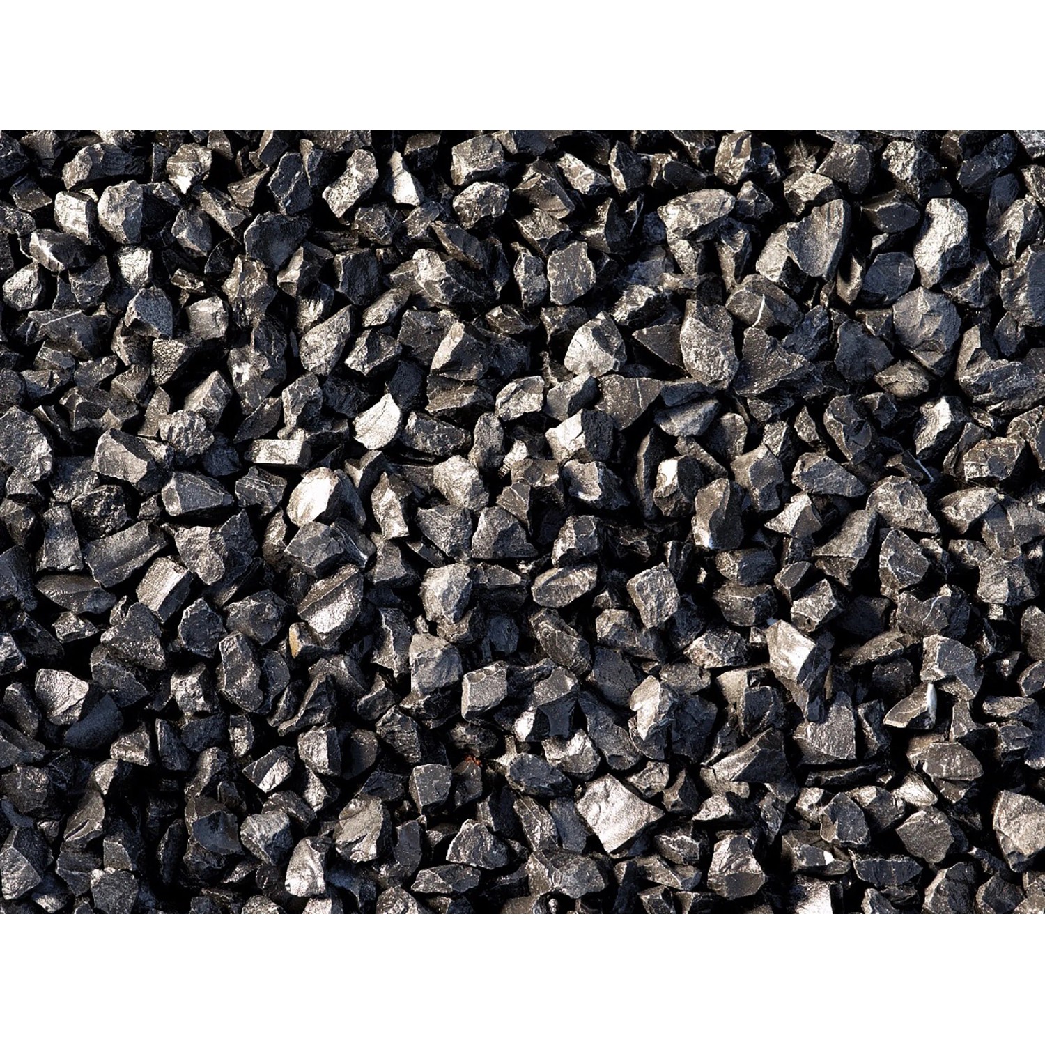Nahaufnahme von schwarzem Marmorsplitt Ebano (16-25 mm) als Zierkies für Garten und Landschaft.