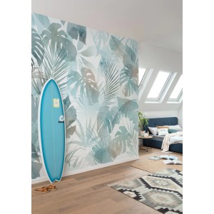 Komar Vliestapete Flowrider blau-weiß (350x250cm) mit tropischem Blätter-Motiv im Schlafzimmer.