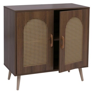 Braune Kommode mit Poly-Rattan-Türen, Holzgriffen und Füßen, ein Ablagefach sichtbar.