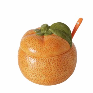 Orangefarbene Boltze Marmeladendose aus Steingut mit Deckel und Löffel. Vorratsdose im Obst-Design.