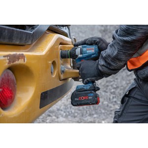 Bosch Professional GDS 18V-750 C Akku-Drehschlagschrauber im Einsatz an gelbem Bagger.
