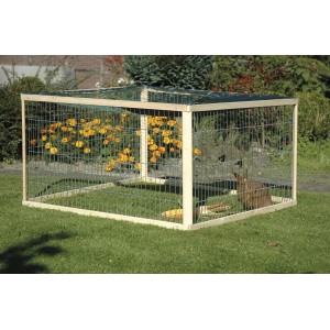 Quadratisches Freilaufgehege aus Nadelholz mit Schutznetz für Kleintiere im Garten.