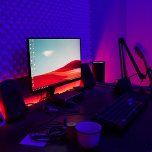Schreibtisch mit Brilo Wifi LED-Strip RGB, der den Monitor beleuchtet und eine stimmungsvolle Atmosphäre erzeugt.