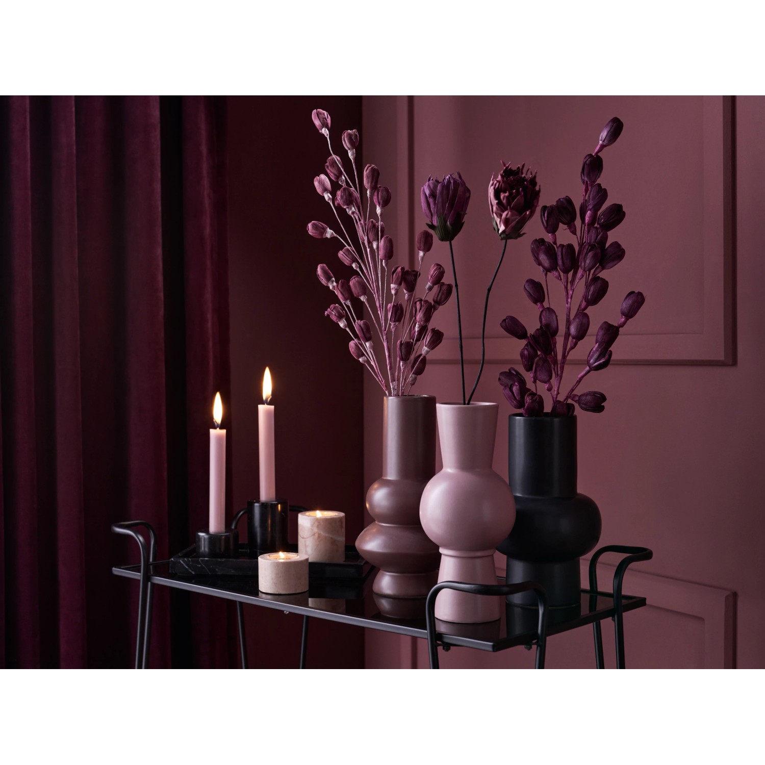 Burgunderrote Vase Midnight Mystery, 25,5 cm hoch, mit Blumen auf einem Tisch.