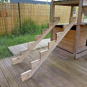 Zwei hölzerne Treppenwangen mit 7 Stufen aus KDI Holz für Gartentreppen, Höhe 119cm, auf Holzterrasse.