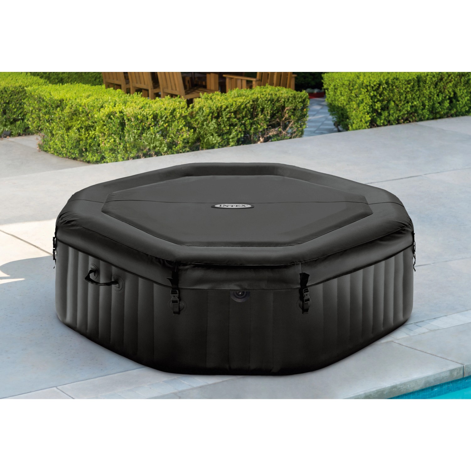 Abgedeckter Intex PureSpa Octagon Bubble Jet Whirlpool mit Salzwassersystem, schwarz.