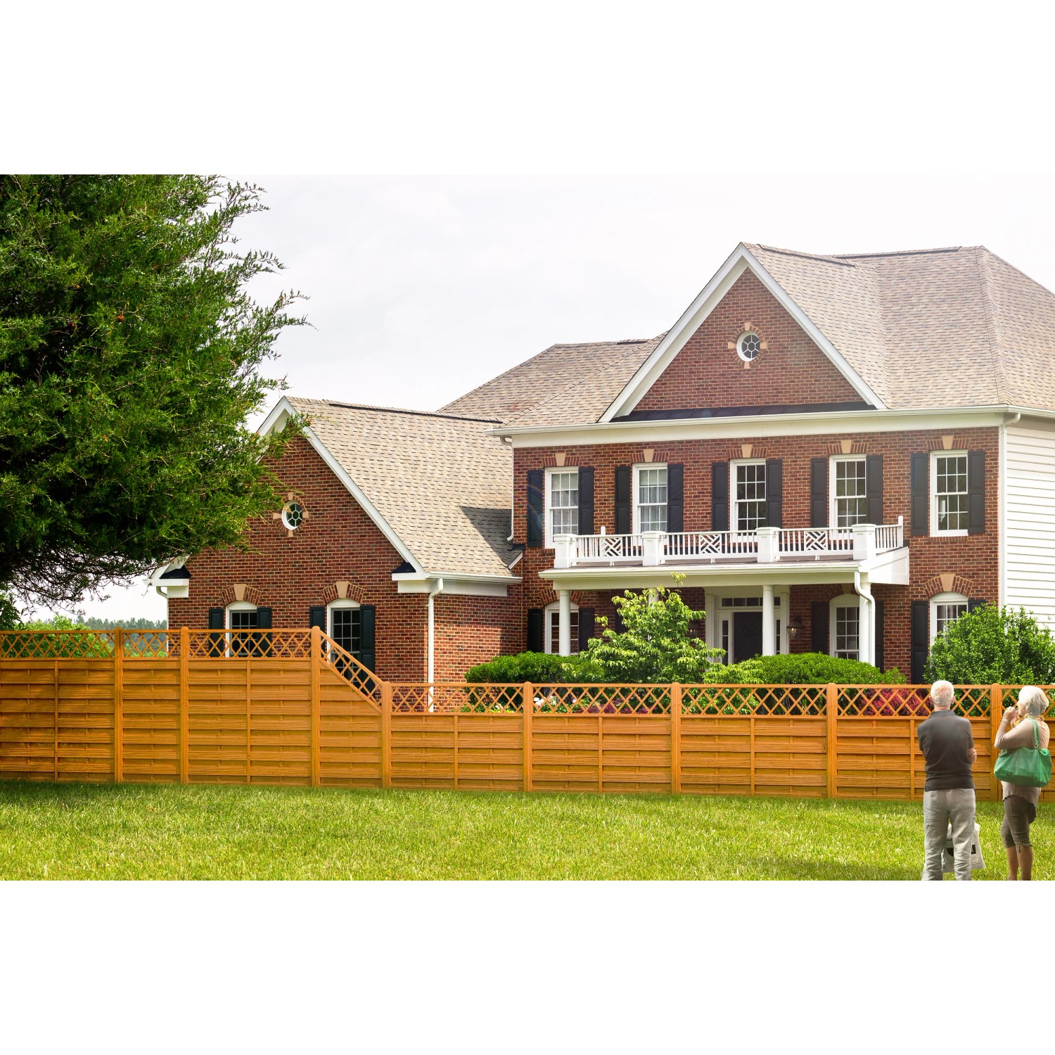 Sichtschutzzaun-Element Country, Pinienfarben, 180x120/90 cm vor einem Haus.