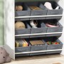 Weißes AIYAPLAY Kinderregal aus MDF mit grauen Stoffboxen, gefüllt mit Spielzeug und Büchern zur Aufbewahrung.