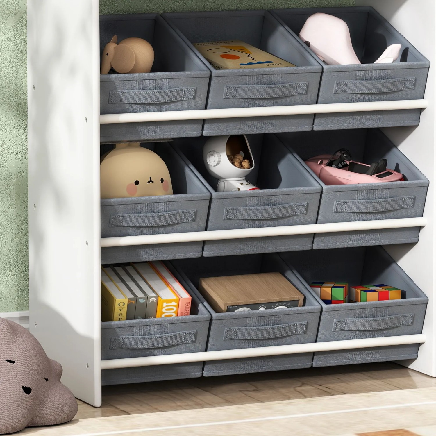 Weißes AIYAPLAY Kinderregal aus MDF mit grauen Stoffboxen, gefüllt mit Spielzeug und Büchern zur Aufbewahrung.