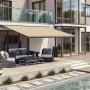 Beige Wismar Kassettenmarkise S-Compact, 200x150 cm, spendet Schatten auf Terrasse mit Gartenmöbeln.