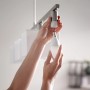 Philips Hue White E14 LED-Lampe im Doppelpack wird in eine Lampe eingesetzt.