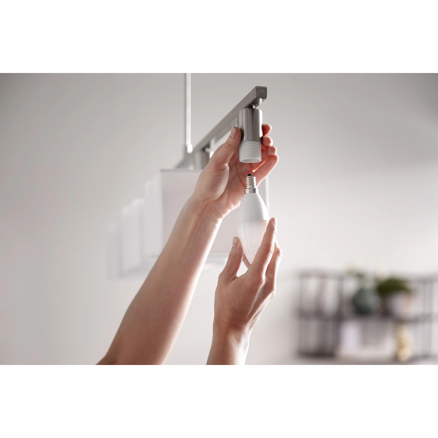Philips Hue White E14 LED-Lampe im Doppelpack wird in eine Lampe eingesetzt.