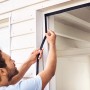 Montage des anthrazitfarbenen tesa Magnetvorhangs am Fensterrahmen für Insektenschutz.