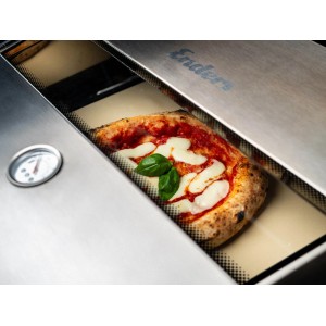 Enders Pizzacover Turbo mit Pizza im Garraum, passend für 3-/4-Brenner Gasgrills mit Backburner.