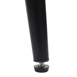 Detailaufnahme: Schwarzes Metallbein eines Barhockers mit verstellbarem Bodenschoner.
