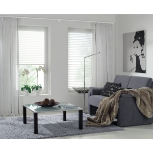 Gardinia Gardinenstange Chicago, Ø 20 mm, Weiß, 120 cm, im Wohnraum mit Vorhängen und Jalousien.