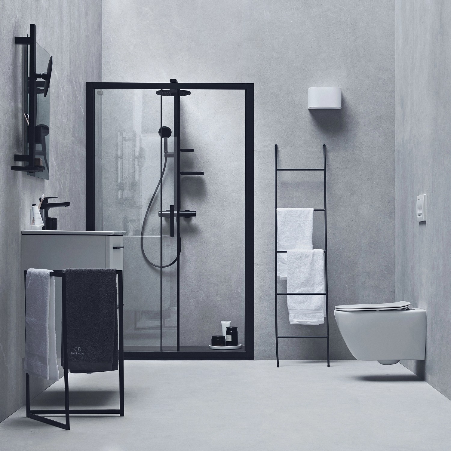 Ideal Standard Brausegarnitur Thermostat mit Regen- und Handbrause, Schwarz Matt im modernen Badezimmer.